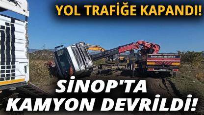 Sinop'ta devrilen kamyon ulaşımı aksattı