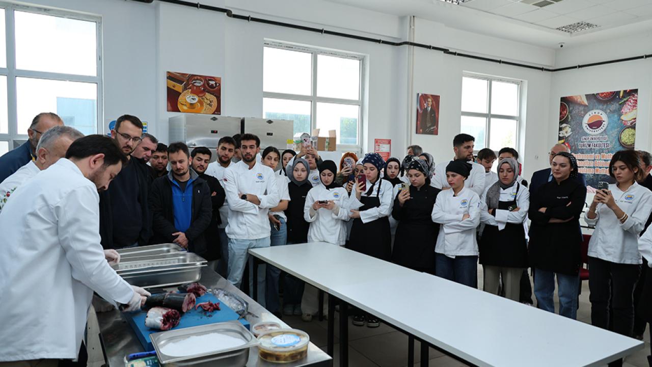 SNÜ'de lakerda yapımının incelikleri katılımcılarla paylaşıldı
