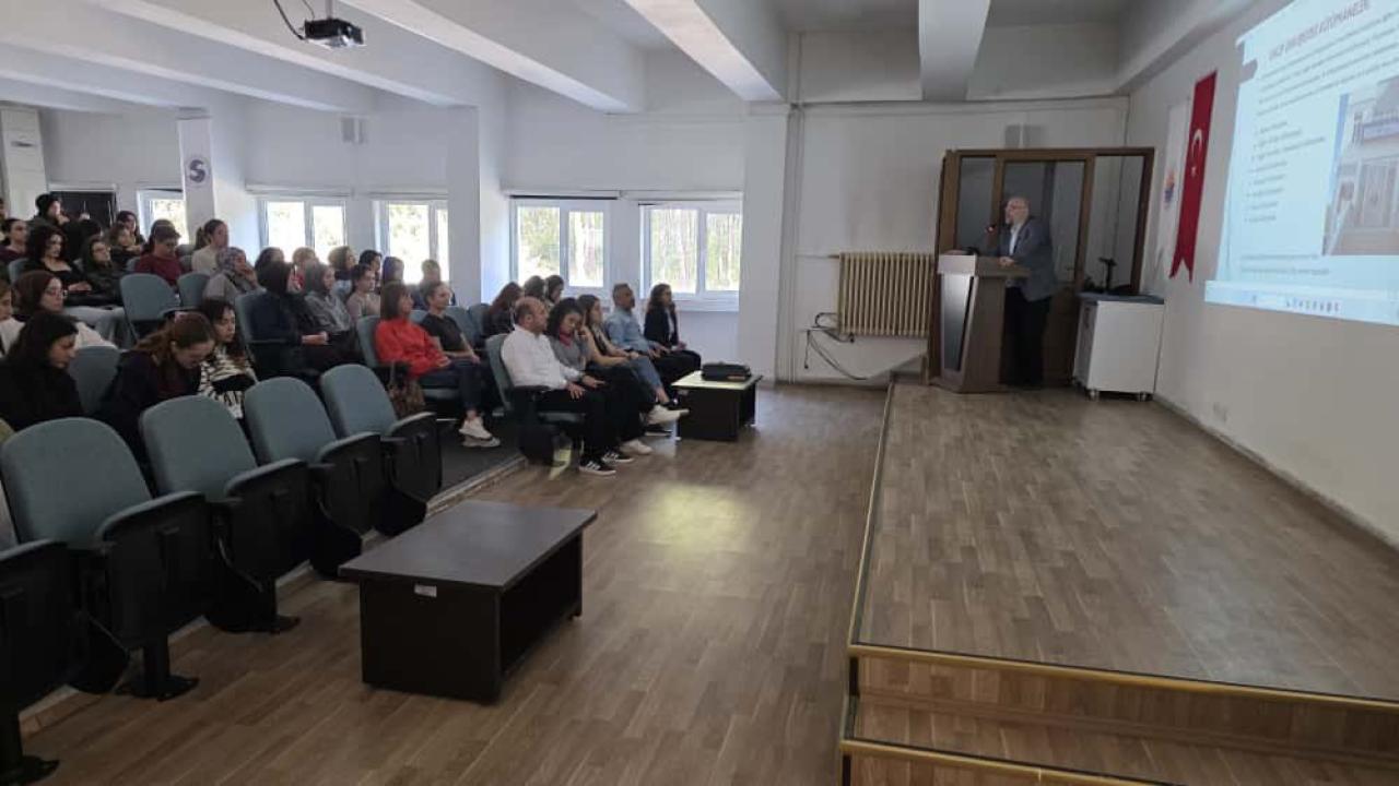 SNÜ&#039;de yeni öğrencilere kütüphane hizmetleri tanıtıldı