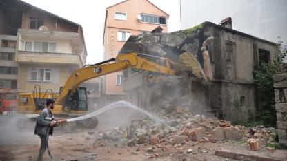 Türkeli'de estetiğini bozan metruk yapı yıkıldı