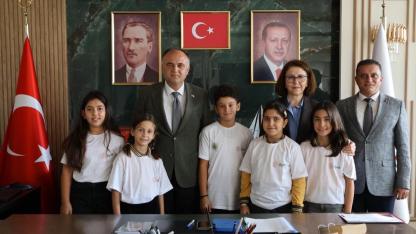 Zeytin temalı kitaplarıyla İl Müdürünü ziyaret ettiler