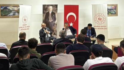 “Akademisyenin Yolculuğu” söyleşisi gençlerle buluştu