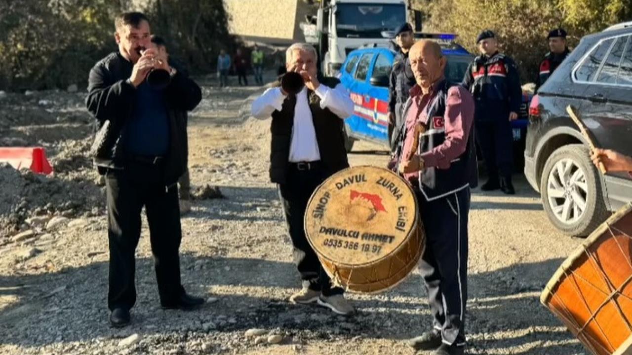 Ayancık&#039;ta asfaltlanan grup yolu davul zurna eşliğinde açıldı!