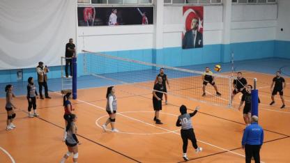 Ayancık’ta kurumlar arası voleybol turnuvası başladı