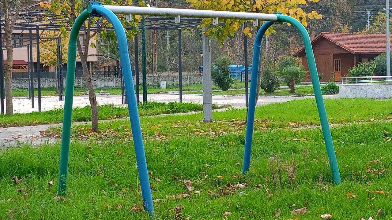 Boş kalan demirler vicdanları sızlatıyor