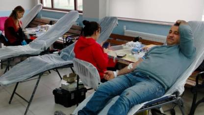 Boyabat'ta öğrenci velileri kan bağışı kampanyasına destek verdi