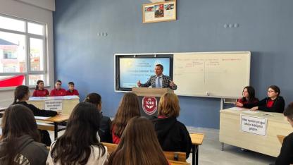 Geleceğin liderleri münazara sahnesinde buluştu