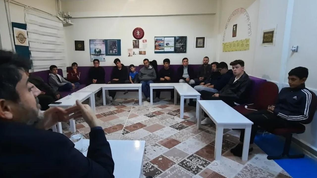 Gerze’de Gençlik Sohbetlerinde namazın önemi anlatıldı