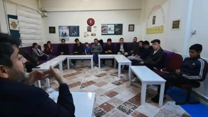 Gerze’de Gençlik Sohbetlerinde namazın önemi anlatıldı