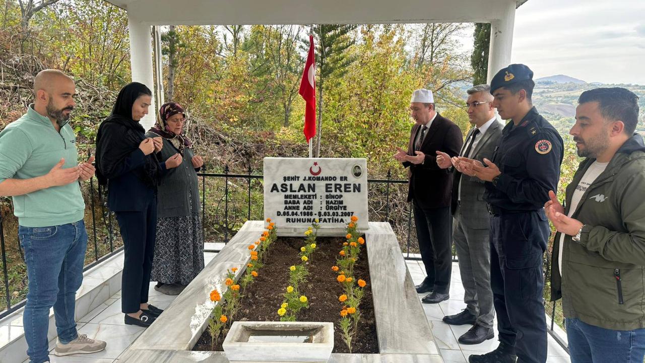 Gerze’de Şehit Aslan Eren’in kabrine anlamlı ziyaret