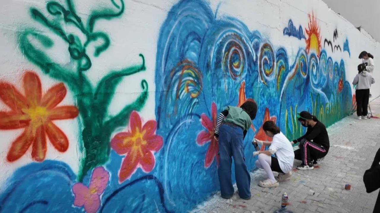 Gerze&#039;de sokaklar gençlerin sanatıyla renkleniyor