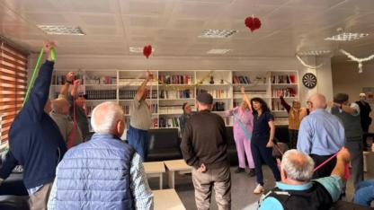 Gönüllü fizyoterapistten huzurevi sakinlerine şifa dolu seans