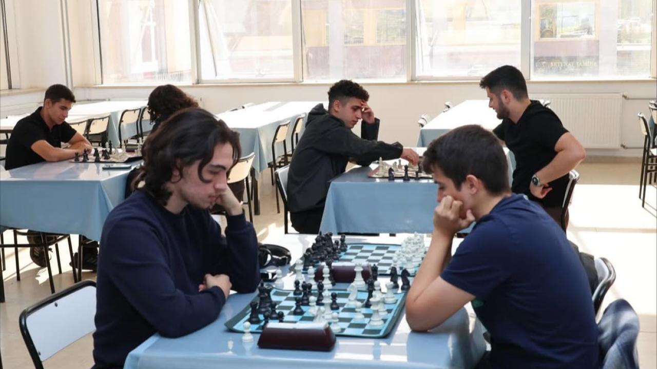 Kampüste satranç rüzgarı esti