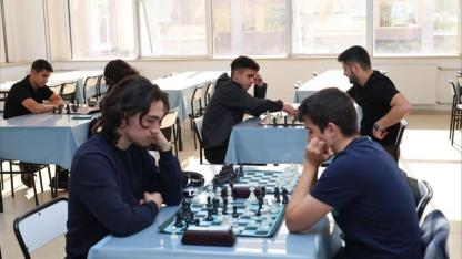 Kampüste satranç rüzgarı esti
