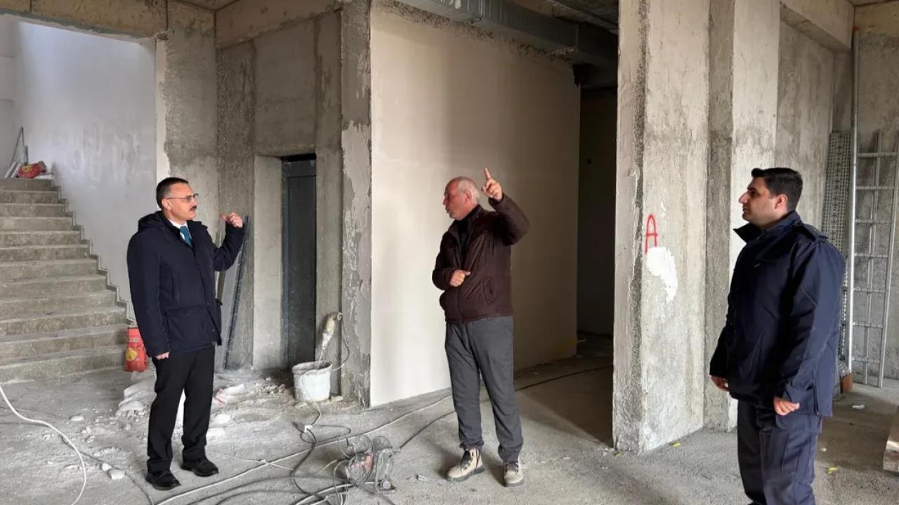 Kaymakam Yılmaz, yapımı devam eden Jandarma binasını inceledi