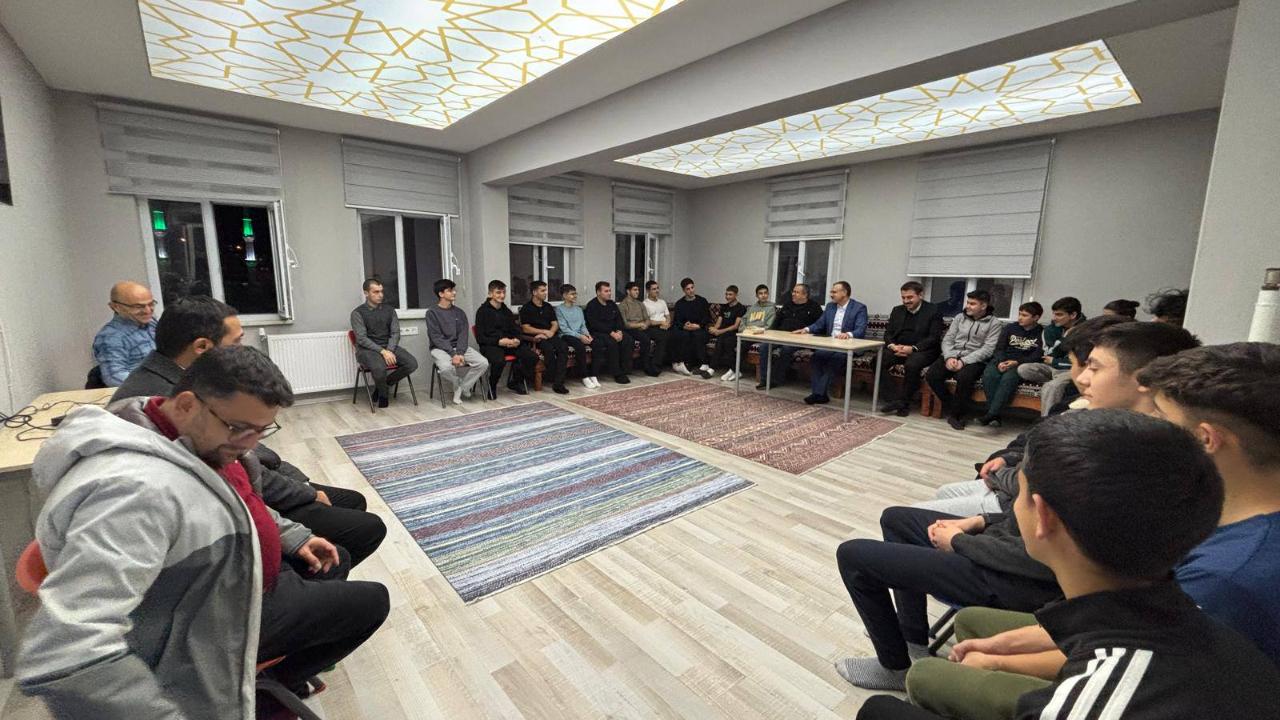 Kaymakam Yılmaz, yurtta kalan öğrencilerle bir araya geldi