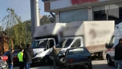 Kontrolden çıkan otomobil park halindeki araca çarptı: 2 yaralı