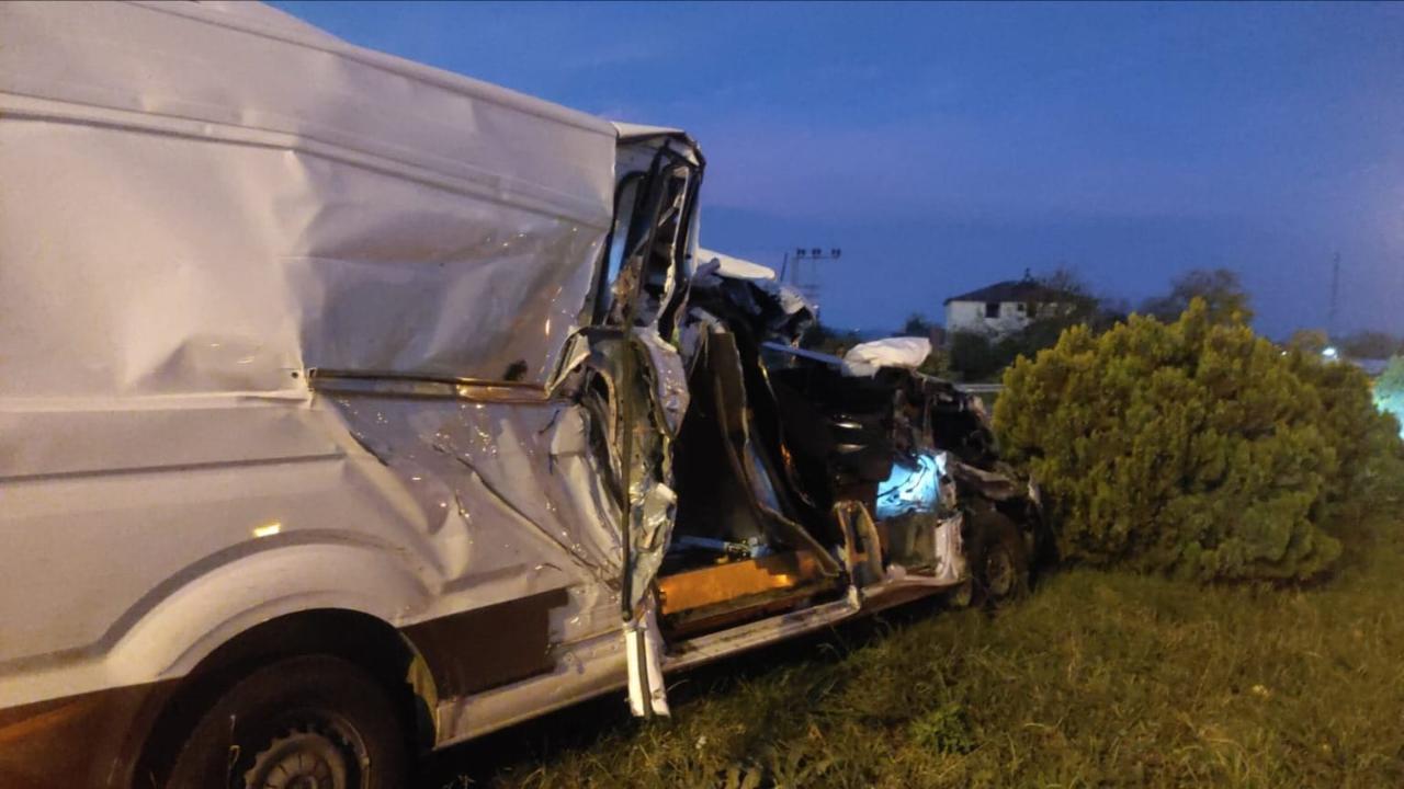 Minibüsün tıra çarptığı kazada 1 kişi hayatını kaybetti