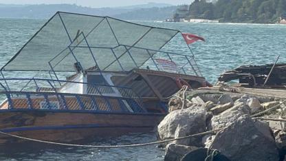 Sinop’ta şiddetli fırtına gezi teknesini yan yatırdı