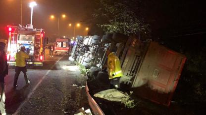 Sinop yolunda feci kaza: Tır devrildi, sürücü yaralandı