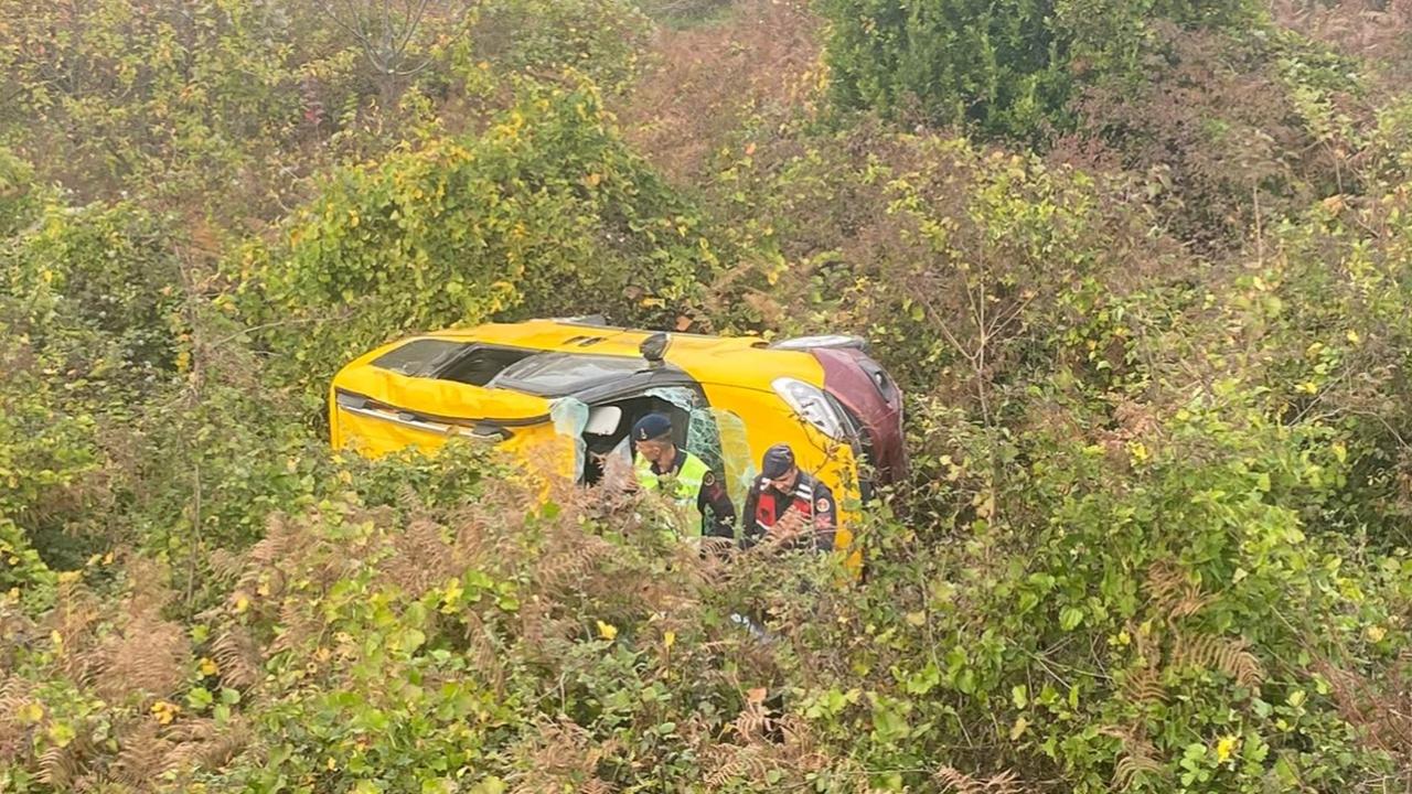 Sinop’ta ticari taksinin devrildiği kazada 2 kişi yaralandı