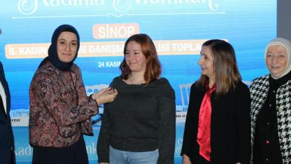 Kadın Kolları'ndan büyük buluşma: Yeni üyelere rozetleri takıldı