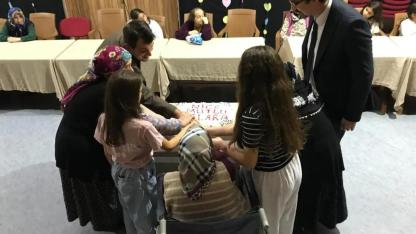 Büyükler ve çocuklar aynı pastada buluştu