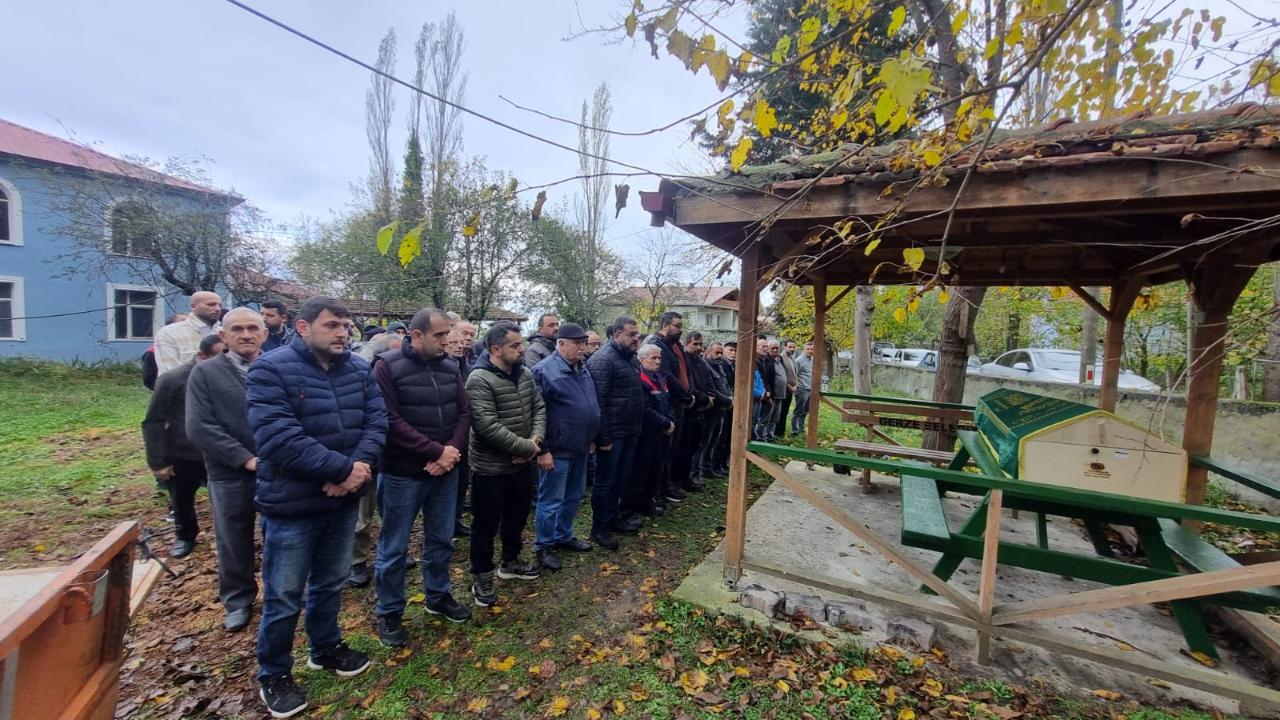 Sanatçı Gurbetçi Ali babasını uğurladı