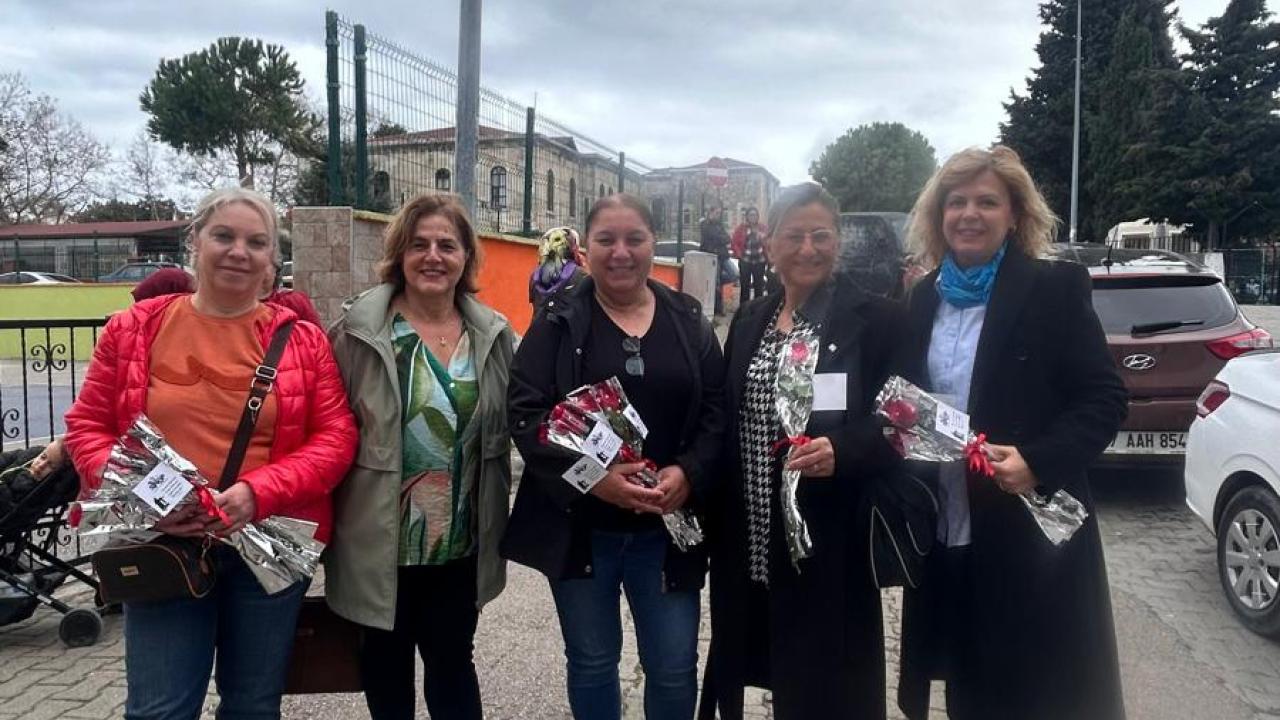 Sinop Kent Konseyinden öğretmenlere gül sürprizi