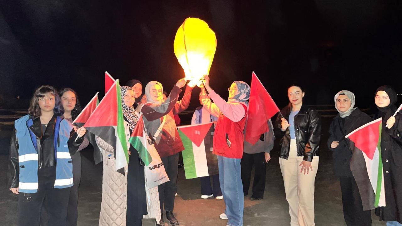 Sinop&#039;ta dilek fenerleri Gazze için gökyüzüne yükseldi