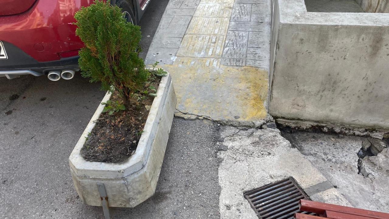 Sinop’ta erişim hakkı beton saksıya takıldı