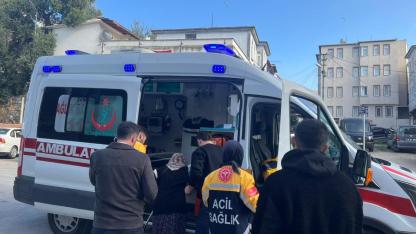 Sinop'ta geri manevra yapan otomobil yaşlı kadına çarptı