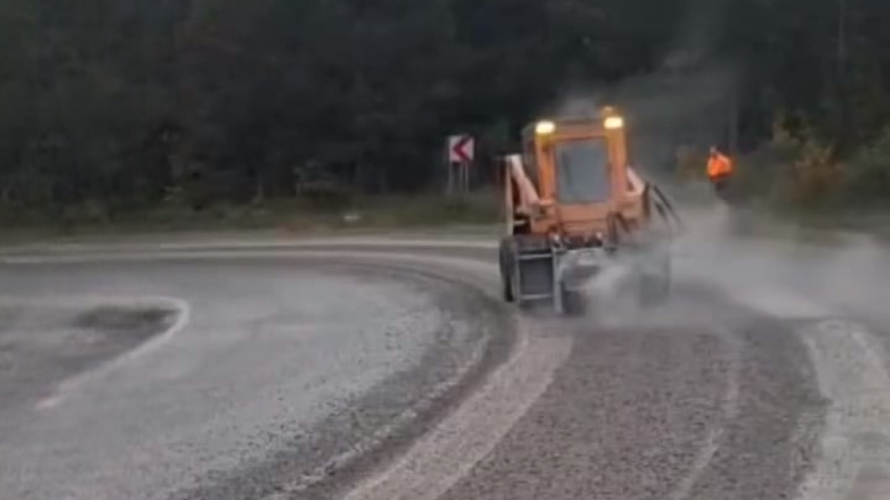 Sinop&#039;ta Karayolları ekiplerinden buzlanmaya karşı önlem