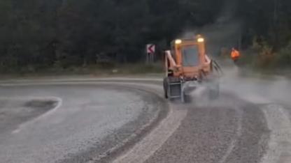 Sinop'ta Karayolları ekiplerinden buzlanmaya karşı önlem