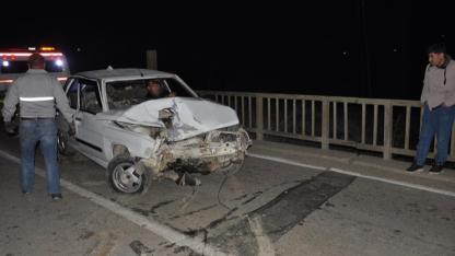 Sinop'ta köprü korkuluğuna çarpan otomobildeki 3 kişi yaralandı