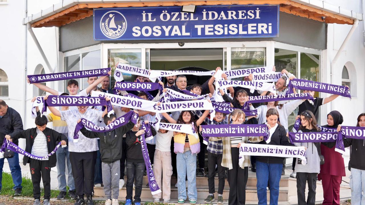 VALİ ÖZARSLAN&#039;DAN ANLAMLI MİSAFİRLİK: ÇOCUKLAR STADYUM COŞKUSUNA ORTAK OLDU