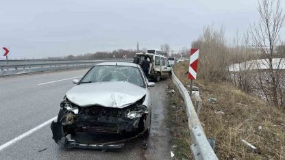 Kaza yapan araçlarının yanında bekleyen vatandaşlara otomobil çarptı: 5 yaralı