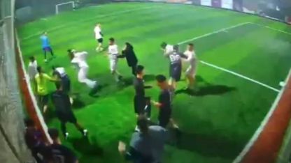 Halı sahada tekme-tokat kavga kameraya yansıdı