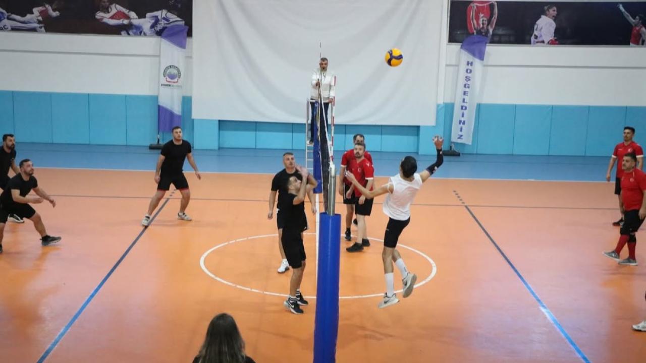 Ayancık Kış Voleybol Turnuvası’nda heyecan sürüyor