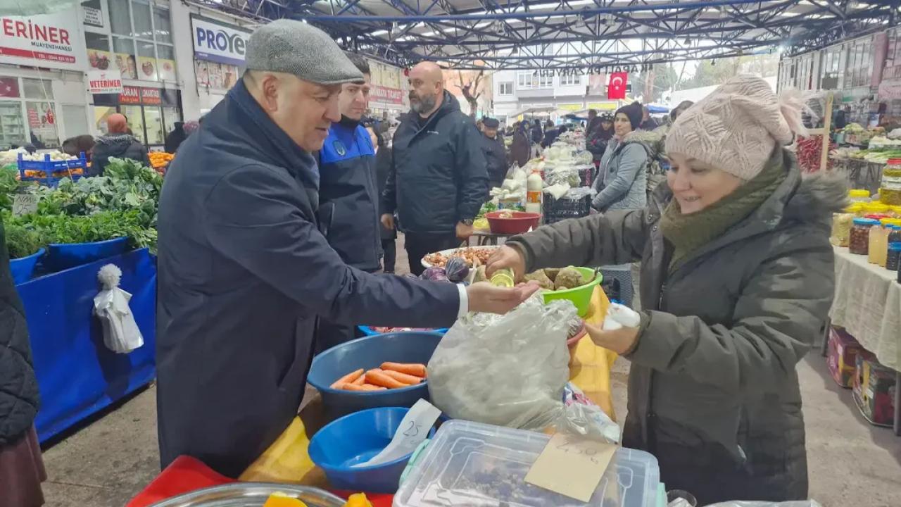 Başkan Gürbüz pazar esnafını ziyaret etti