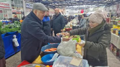 Başkan Gürbüz pazar esnafını ziyaret etti