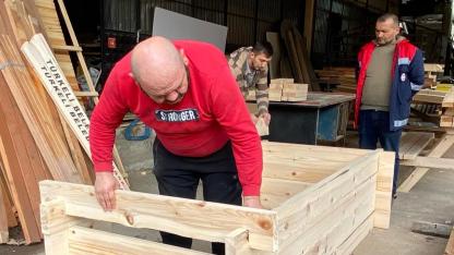 Belediye atölyesi üretiyor, ilçe güzelleşiyor