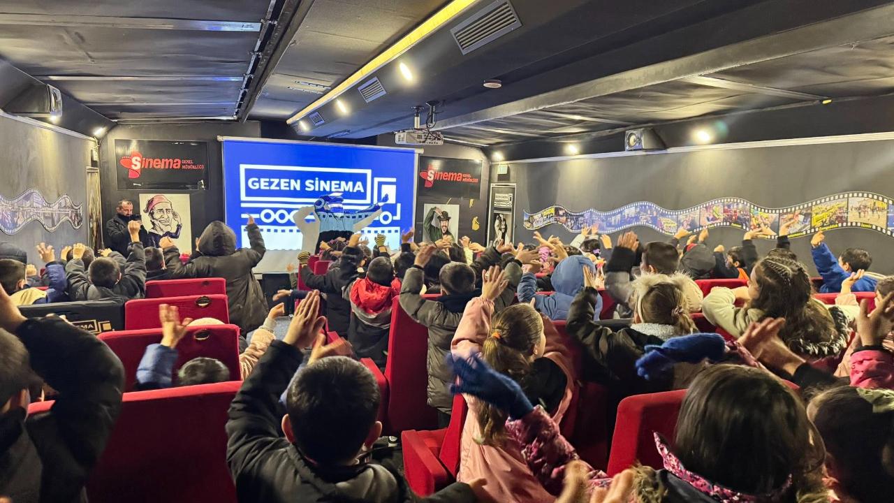Gezen Sinema Tırı Durağan’da miniklerle buluştu