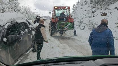 Karda mahsur kalan cenaze aracı için seferber oldular