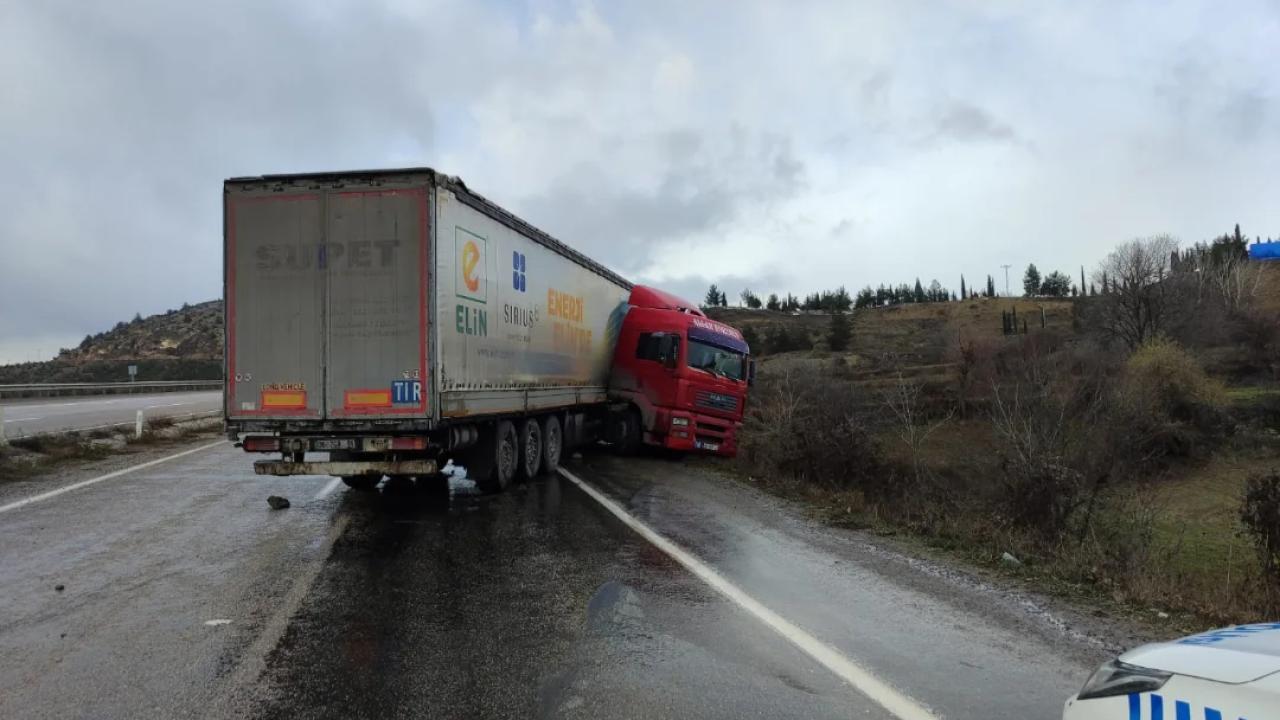 Kontrolden çıkan tır kaza yaptı