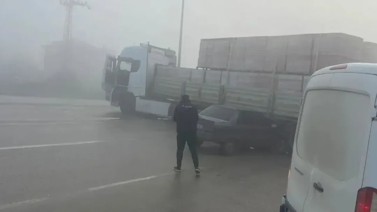 Kontrolü kaybeden otomobil tırın altına girdi: 1 yaralı