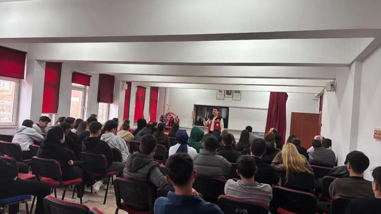 Liselilere “Kadına Şiddetle Mücadele” eğitimi