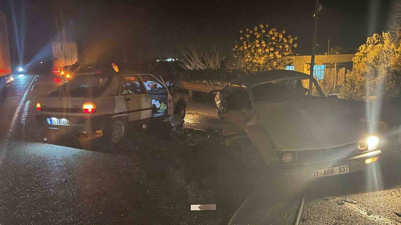 Otomobiller çarpıştı: 1 ölü, 2 yaralı