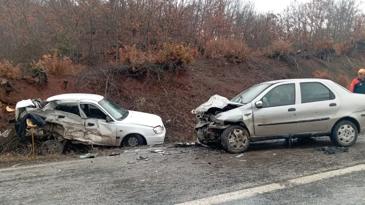 Otomobiller kafa kafaya çarpıştı: 1 ölü, 1&#039;i ağır 2 yaralı