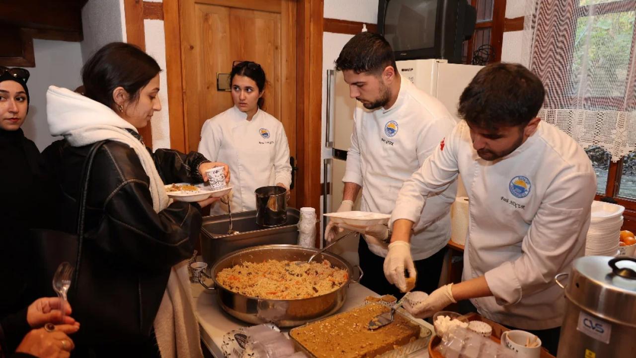 Özbek pilavı ve Balkan helvası aynı sofrada buluştu